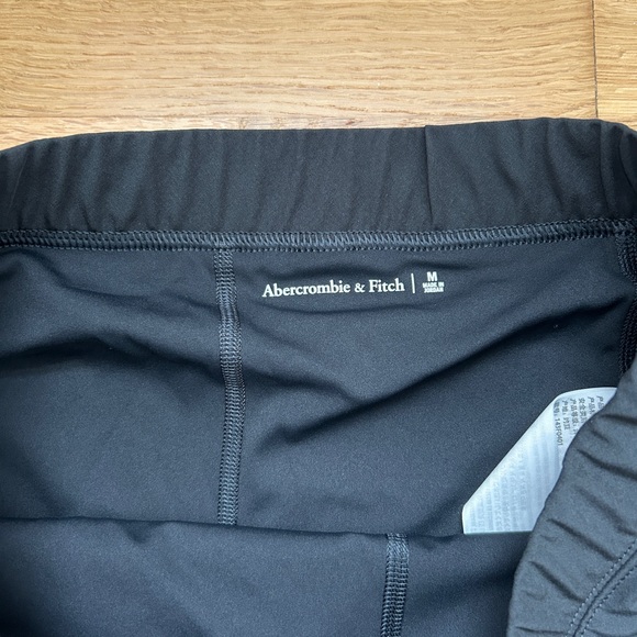 ⚡️ 24 HOUR SALE ⚡️ Abercrombie & Fitch Black Traveler Activewear Skirt - Picture 3 of 9